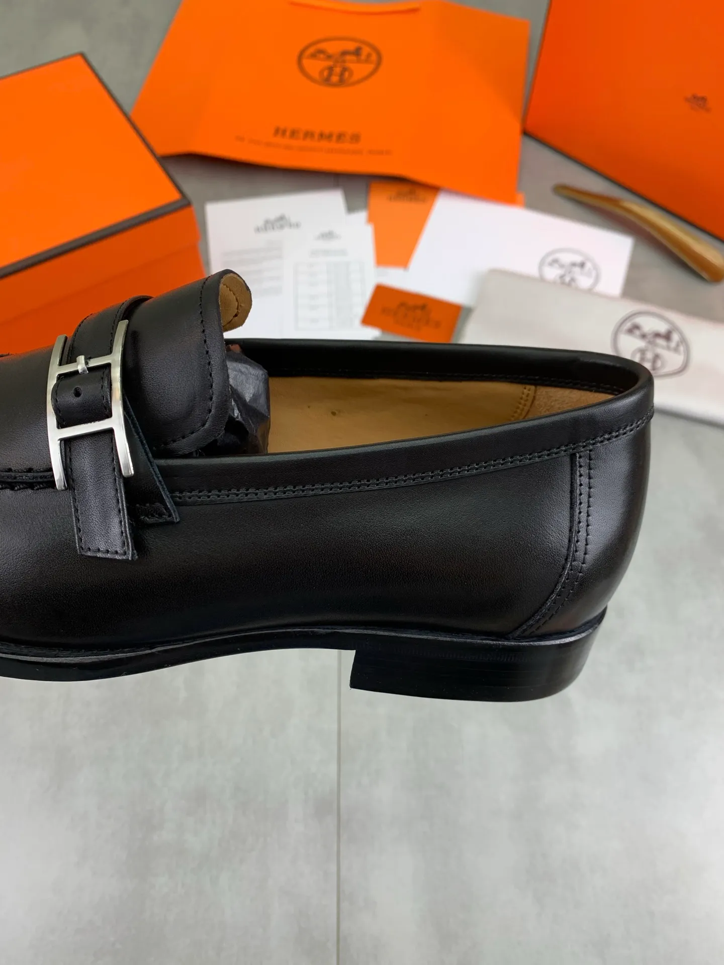Factory price P980 💰💎💎💎 Original genuine leather outsole Brand: Hermès Grade: Same as the official website Original quality materials: Original soft calfskin Water-dyed cowhide lining Original Italian genuine leather outsole Style categories: Men's fashion Formal casual leather shoes Slip-on men's shoes series Young fashion European and American trends British style Code number: 39-45 (38.46 can be customized)